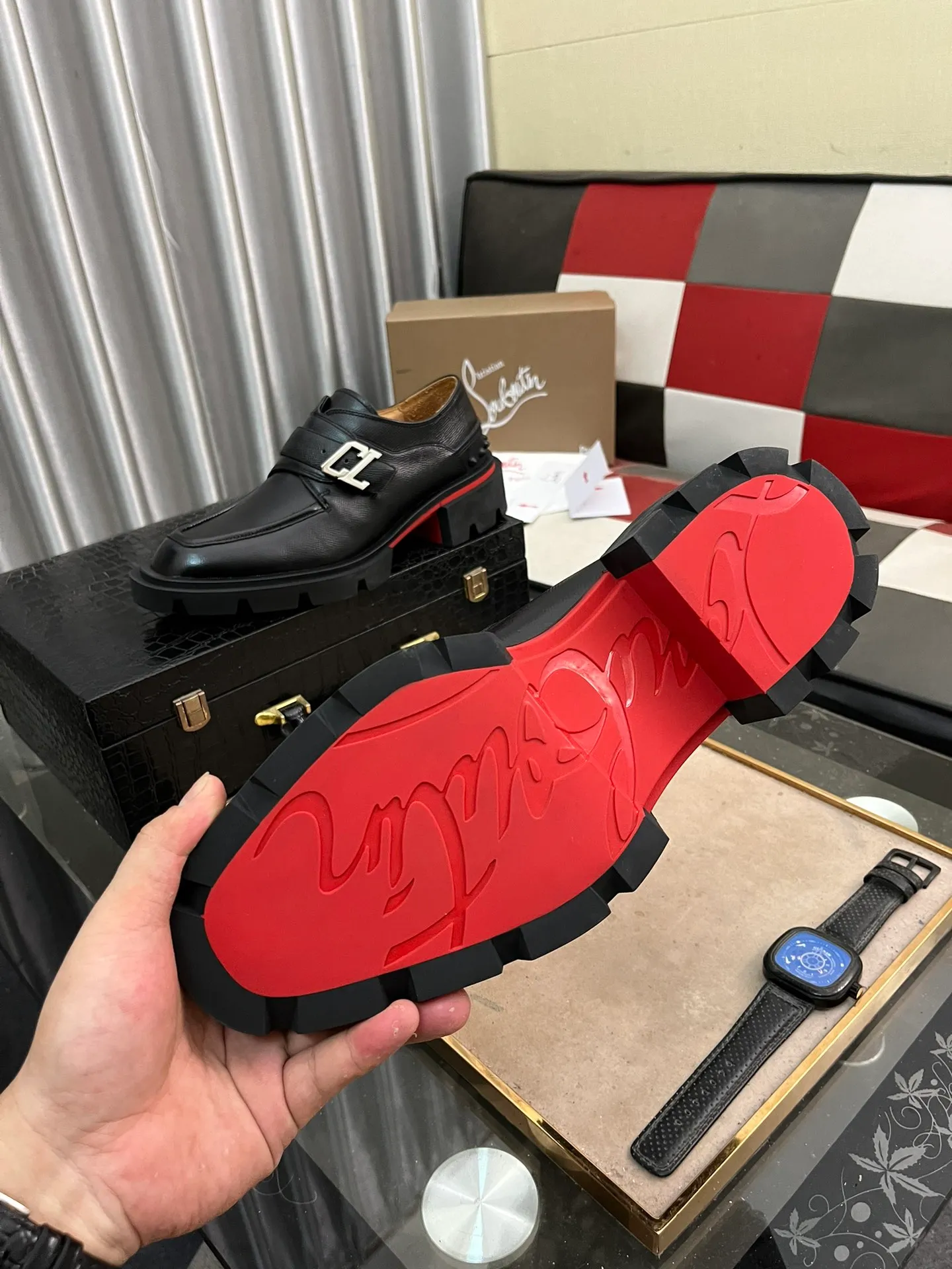 Men's shoes 💰820⌚️⌚️CL New formal leather shoes Christia* Loubouti* red-soled shoes GREGGO men's Oxford shoes Made of imported cowhide/glossy patent leather/stitched contrasting high silk suede. Three-section toe design. Iconic red outsole, the ultimate personalized shoe. Original color cowhide lining. Original Italian leather outsole; fine workmanship brings you a luxurious experience. With its neat silhouette and straightforwardness, GREGGO men's Oxford shoes are Oxford shoes born for city roaming. The elegant lines and classic silhouette exude eternal charm. The black patent leather material is exquisite and eye-catching, adding a sense of luxury to the overall look. The slender toe design is full of elegance, and matched with closed shoelaces of the same color, the sophistication is invisible. The slim sole design provides the shoes with a light foot feel, elegant steps, and a refined and elegant look. Shows outstanding texture.  Standard leather shoe size: 38-44
